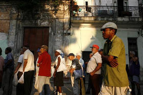 La fila de los cubanos que no compran en la 'shopping' del Palco. (AP)