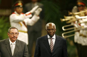 El presidente de Angola, José E. Dos Santos, junto a Raúl Castro, durante su reciente visita a Cuba
