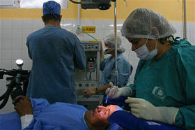 Médicos cubanos en Bolivia. Lo que el gobierno exhibe como altruismo, es fuente de irritación y frustración para muchos en la Isla. (AP)