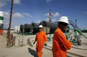 Ingenieros cubanos trabajan en la refinería de petróleo de Santa Cruz del Norte
