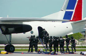 Miami: Militares norteamericanos penetran en un avión secuestrado procedente de Cuba, el 1 de abril de 2003