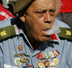 Un miliciano exhibe sus medallas durante una ceremonia en La Habana