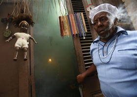 Un babalawo en su casa de la Habana Vieja