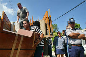 Desalojo en una casa de La Habana. (AP)