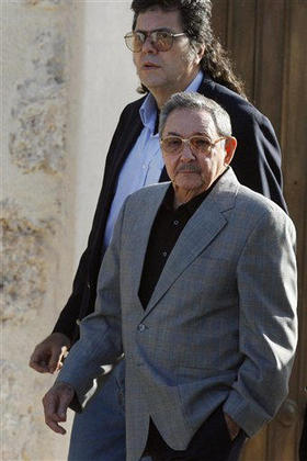 Abel Prieto junto a Raúl Castro, durante la Feria del Libro de La Habana. (AP)