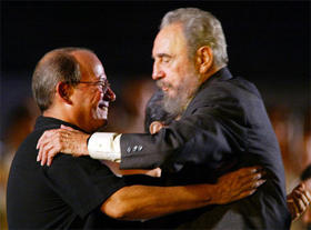 Silvio Rodríguez y Fidel Castro se abrazan durante un acto