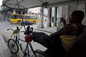 Un bicitaxista en una calle habanera