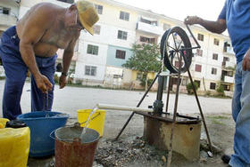 Un pozo de agua en un barrio urbano de La Habana