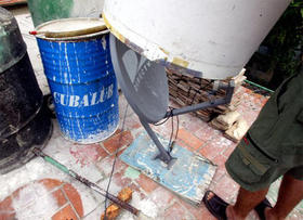 Antena parabólica en una azotea de La Habana