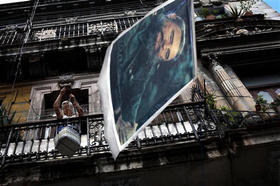 Cartel colgado en un edificio de la Habana Vieja