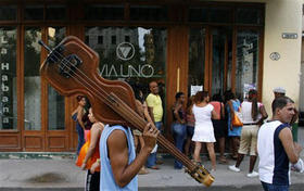 Cubanos en una calle de La Habana
