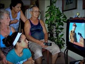 Cubanos miran el discurso de Raúl Castro