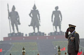 El general Than Shwe, líder de la Junta Militar de Birmania. Al fondo, las estatuas gigantes de los antiguos reyes