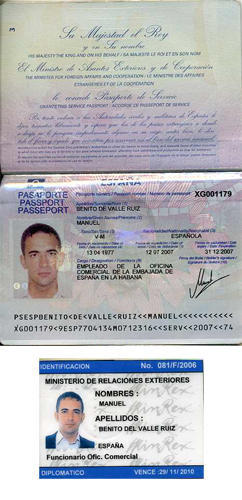 Pasaporte y credencial del diplomático español