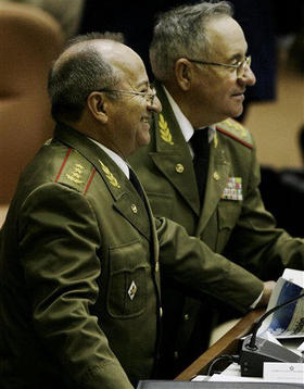 Leopoldo Cintra Frías (izq.), miembro del Consejo de Estado. y Ramón Espinosa (dcha.), miembro del Comité Central del PCC