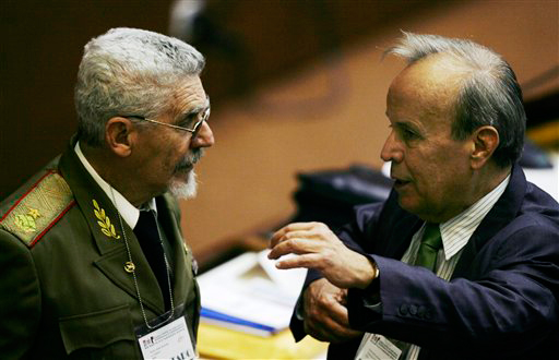 Ramiro Valdés y Ricardo Alarcón, vicepresidente del Consejo de Estado y presidente de la Asamblea, respectivamente. (AP)