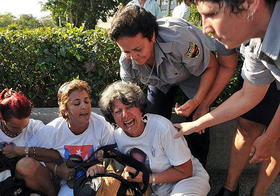 Dolia Leal y otras mujeres plantadas son forzadas a interrumpir la protesta