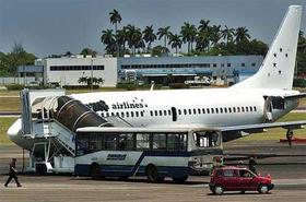 Vista del ómnibus secuestrado y del avión que intentaban abordar los reclutas