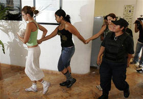 Emigrantes ilegales cubanos arrestados en el balneario de Cancún. (AP) Emigrantes