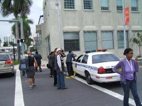 Periodistas y agentes del orden frente al edificio de The Miami Herald, en momentos en que el caricaturista Varela permanecía atrincherado