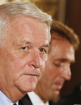 El congresista demócrata William Delahunt. Detrás, el republicano Jeff Flake. (AP) Congresistas estadounidenses