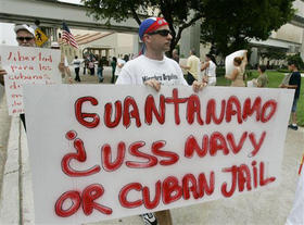 Manifestación contra la reclusión de 44 emigrantes cubanos en la base naval de Guantánamo. (AP) Manifestación
