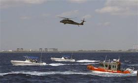 Helicóptero Black Hawk y barcos de la policía y la Guardia Costera estadounidense durante el ejercicio de preparación contra una eventual emigración masiva. (AP). Ejercicio