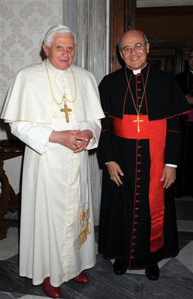 El papa Benedicto XVI y el cardenal Jaime Ortega, este lunes en el Vaticano. (AP)