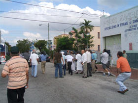 Grupo de manifestantes inmediatamente después del enfrentamiento en la Calle Ocho de Miami