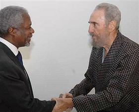 Kofi Annan y Fidel Castro. (AP) Annan y Castro
