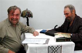 Miguel Bonasso (a la izquierda) y Fidel Castro. (AP) Bonasso y Castro