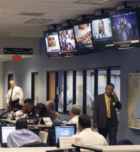 Funcionarios estatales y federales en el Centro de Operaciones de Emergencia de Miami-Dade. (AP) Ejercicio