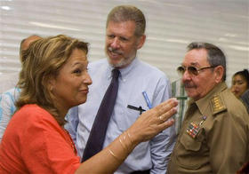 De izquierda a derecha: Yadira García, ministra de Industria Básica, Ian Delaney, presidente de Sherritt International, y Raúl Castro. (AP) Planta Sherritt