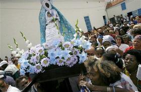Católicos llevan una imagen de la Virgen de Regla durante una procesión. (AP) Procesión