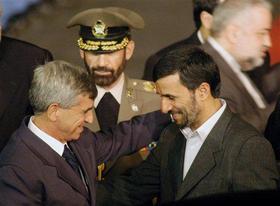 El presidente iraní, Mahmoud Ahmadinejad (a la derecha), y el ministro cubano de la Industria Pesquera, Alfredo López. (AP) Llegada de Ahmadinejad