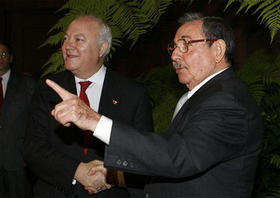 Moratinos y Raúl Castro