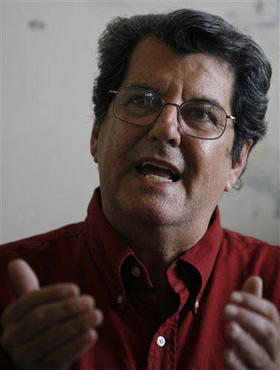 Oswaldo Paya, durante la conferencia de prensa para anunciar el Comité Ciudadano de Reconciliación y Diálogo. (AP) Oswaldo Paya, durante la conferencia de prensa para anunciar el Comité Ciudadano de Reconciliación y Diálogo. (AP)