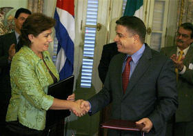 La secretaria de Relaciones Exteriores de México, Patricia Espinosa (a la izquierda), y el canciller cubano, Felipe Pérez Roque, tras la firma de acuerdos. (AP) Espinosa y Pérez Roque