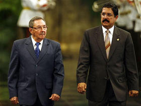 Raúl Castro y el presidente de Honduras, Manuel Zelaya. (AP) Castro y Zelaya