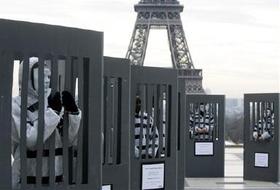 París: 23 jaulas que simbolizan a los informadores presos en Cuba