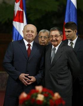 El primer ministro ruso, Mikhail Fradkov (a la izquierda), y Raúl Castro. (AP) Fradkov y Raúl Castro