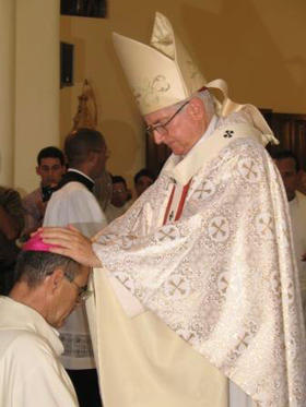 Monseñor García Ibáñez imponiendo las manos a Álvaro Beyra Luarca, nuevo obispo de Bayamo-Manzanillo. (COCC)
