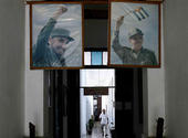 Fotos de los hermanos Castro. (AP)