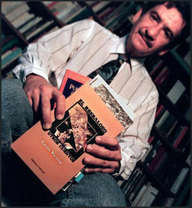 Carlos Victoria muestra sus libros