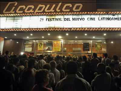 Aglomeración en los alrededores del cine Acapulco