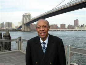 Bebo Valdés en el Puente de Brooklyn, Nueva York