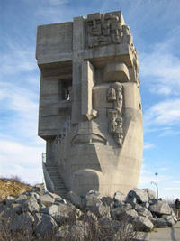 Monumento en memoria de las personas muertas en Kolymá