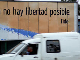 Un cartel en La Habana recuerda la omnipresencia de Fidel Castro