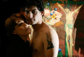 Los actores Lili Rentería y Adrián Mas, en una escena del filme 'Paraíso'