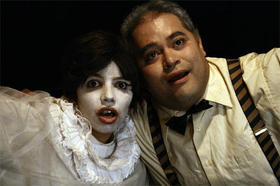 Los actores Anniamary Martínez y Christian Ocón en la obra 'El arreglo', una de las piezas del montaje 'Improvisando a Chejov'. (ERNESTO GARCÍA)
